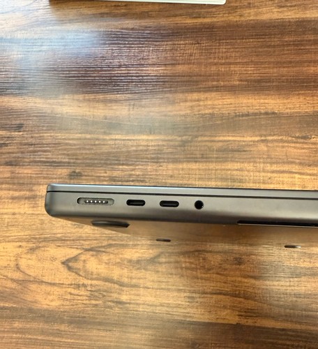 Apple M3 MacBook Pro 14-inch 11-core CPU 14-core GPU 18GB Memory 512GB SSD Black - Zdjęcie 9 z 17