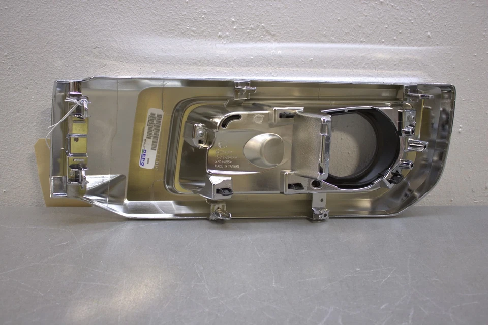 2014 2023 TOYOTA 4RUNNER RIGHT SIDE FOG LIGHT COVER Foto 3 de 4