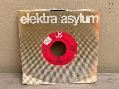 LISTEN   QUEEN ANOTHER ONE BITES THE DUST / DON'T TRY SUICIDE ELEKTRA  45'