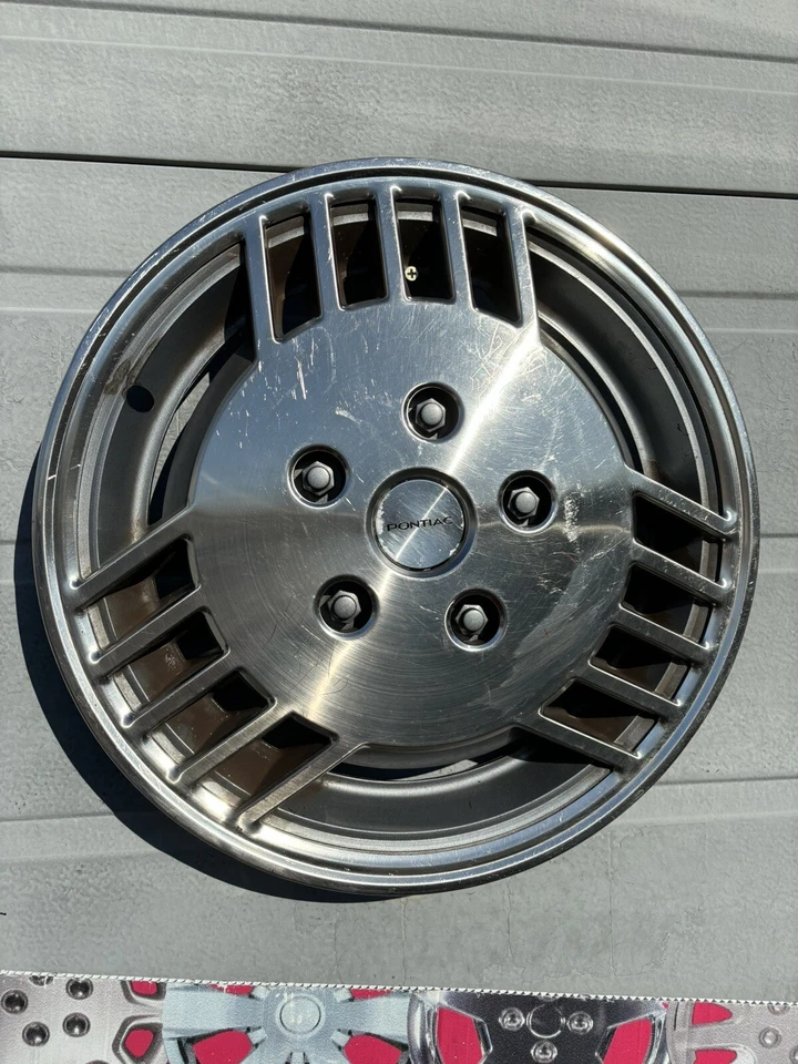 Pontiac 6000 1986-1988 usado 14” tapacubos 1 bonito original 15 tipo costilla P/N#A1009172 Foto 2 de 4