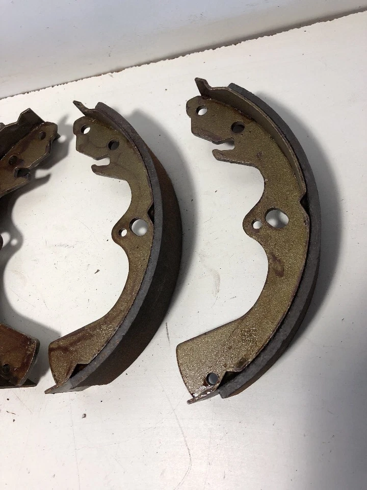 Zapatas de freno de tambor con revestimiento Bendix R565 - tracción trasera, se adapta a vehículos enumerados en la tabla Foto 2 de 4