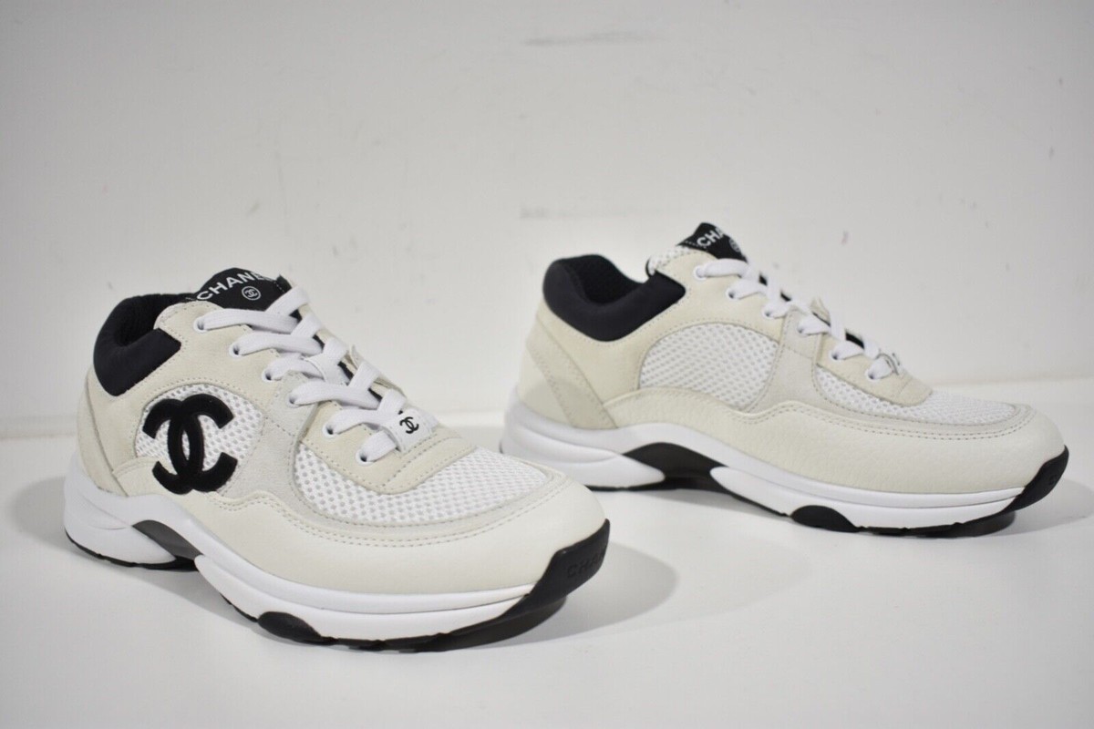 CHANEL フラットシューズ 白・黒 レザー　34 Chanel REV White Black CC Logo Leather Lace Up Flat Runner
