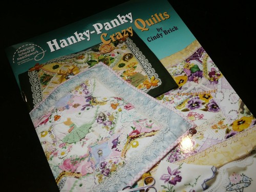 Hanky Panky Crazy Quilts Book by Cindy Brick Signed #4209 School of Needlework - Foto 8 di 8
