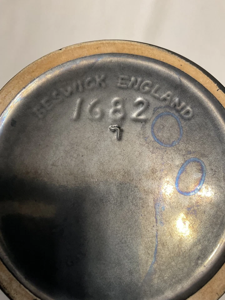 Black BESWICK  Ribbed Vase Pattern 1682 21cms x15cms with no chips or cracks. - Image 3 of 4