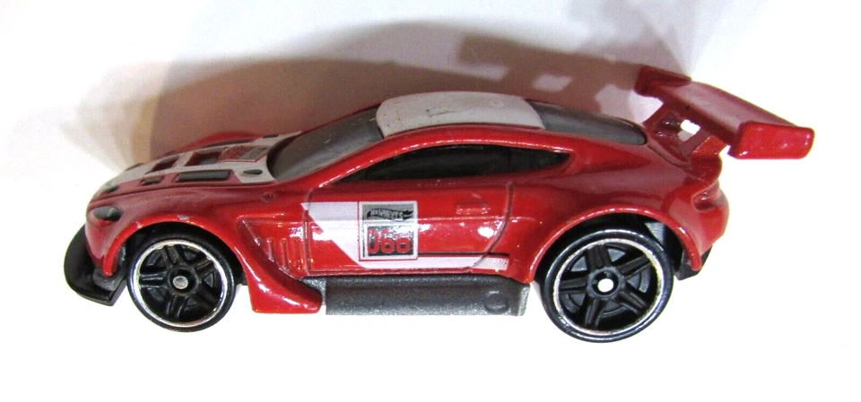Старый 2014 Mattel Hot Wheels Aston Martin Vantage GT3 красный 1:64 литой гоночный автомобиль - Изображение 2 из 4