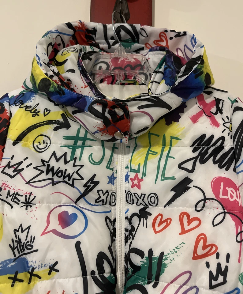 ¡Abrigo acolchado recortado con estampado de emoji gráfico blanco mediano casi famoso para mujer! M1424 Foto 3 de 4