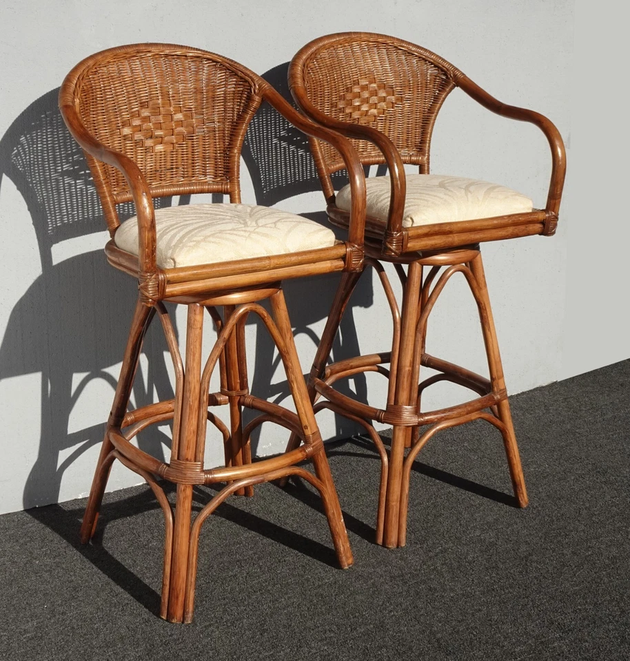 Par de taburetes de bar giratorios vintage de mediados de siglo modernos de bambú blancos Foto 3 de 4