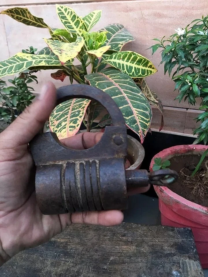 Antiguo sistema de tornillos de candado forjado a mano de hierro coleccionable bloqueo de almohadilla de hierro funcionando Foto 3 de 4