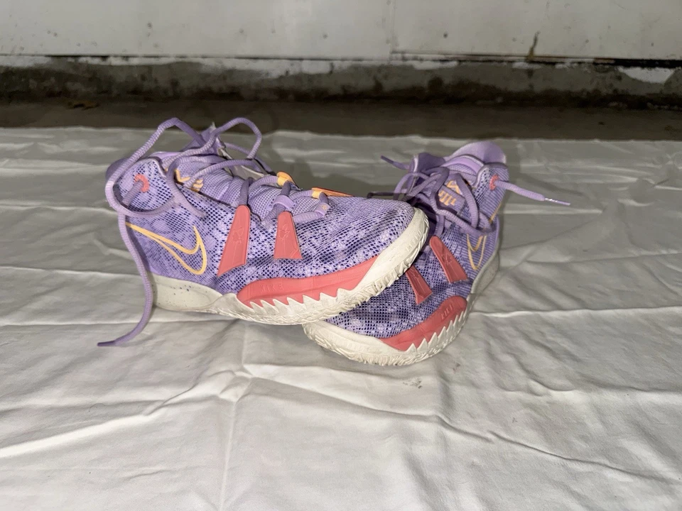 Size 7 (GS) - Nike Kyrie 7 Mid Daughters - Image 3 of 4