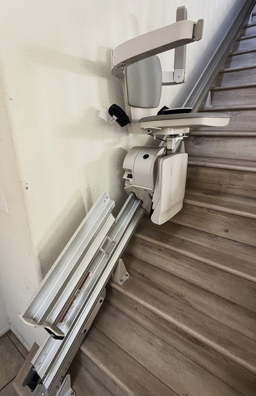 Bruno SRE-3050 Stairlift in good condition with two remote controls included.