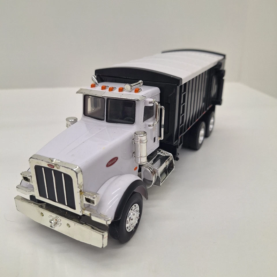 1/32nd Peterbilt Model 367 Straight Truck & Auger 46501 - Image 2 of 4