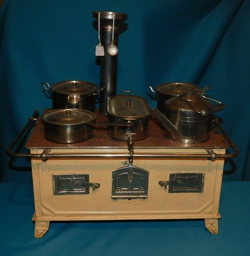 ANCIENNE GRANDE CUISINIERE DRGM + BATTERIE DE CASSEROLES . POUPEE . BING MARKLIN - Afbeelding 1 van 24