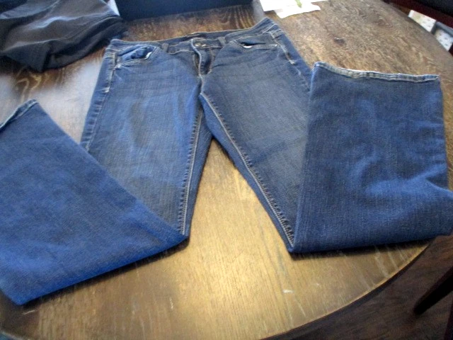 Pantalones de mezclilla de tiro medio lavado oscuro White House Black Market para mujer 10R pierna acampanada Foto 3 de 4