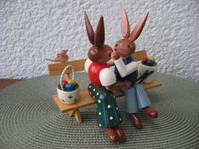 Erzgebirge ESCO große Hasen auf der Liebesbank ca. 18 cm/16 cm schöner Zustand !
