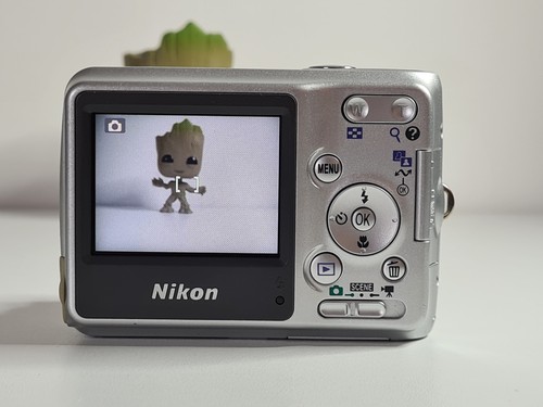 Nikon Coolpix L4 4MP 3x Zoom Quality AA battery Digital Camera (**NO FLASH**)