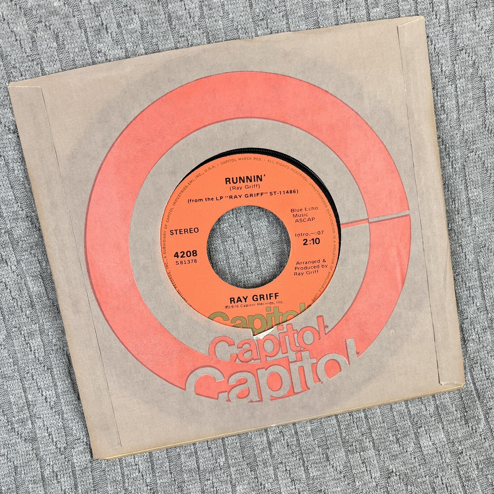 Vintage 45 RPM record Ray Griff(running) If I Let Her Come In) 1976 capital