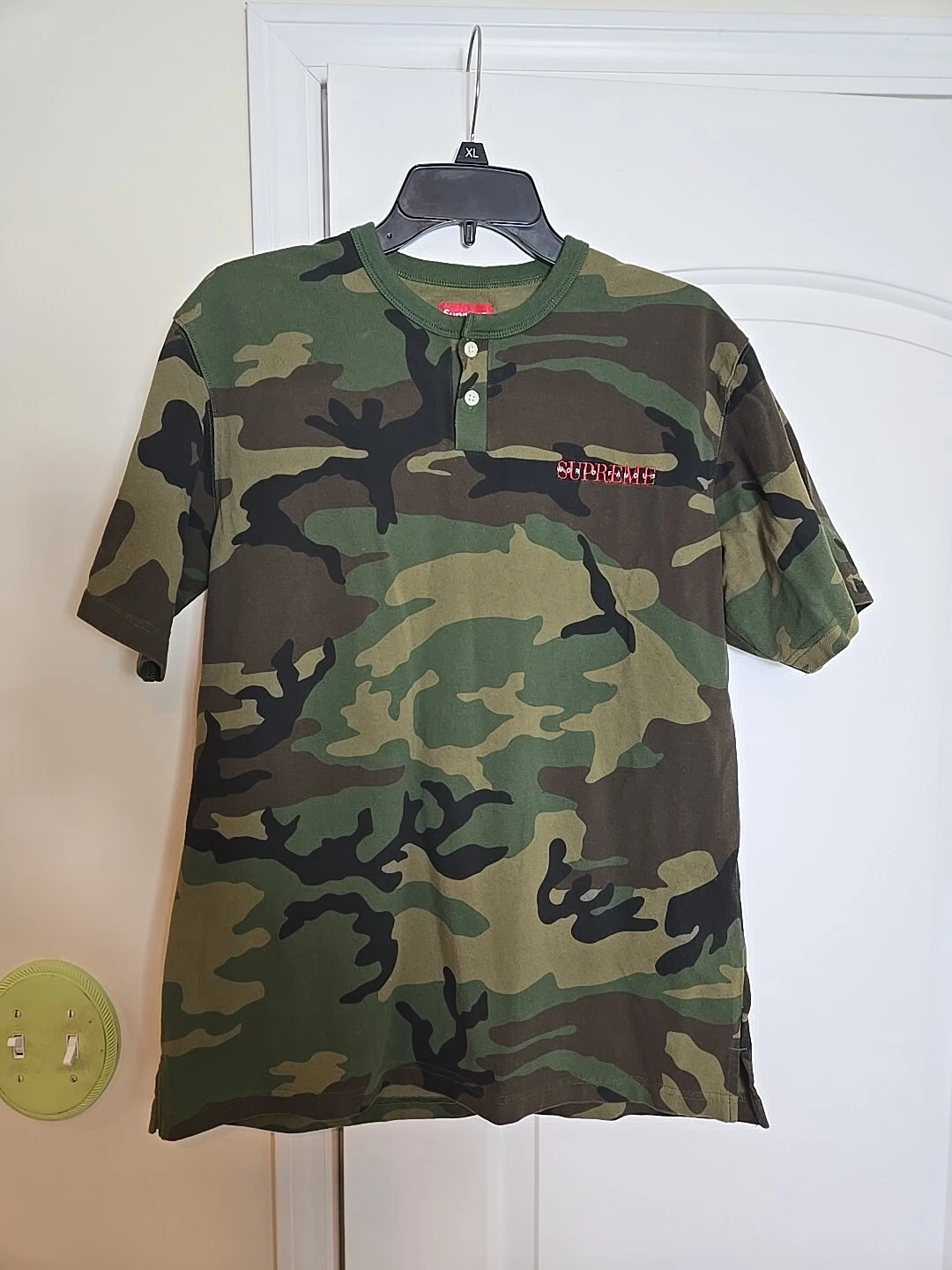 Chemise camouflage Supreme taille Medium   T shirt logo Supreme AUTHENTIQUE