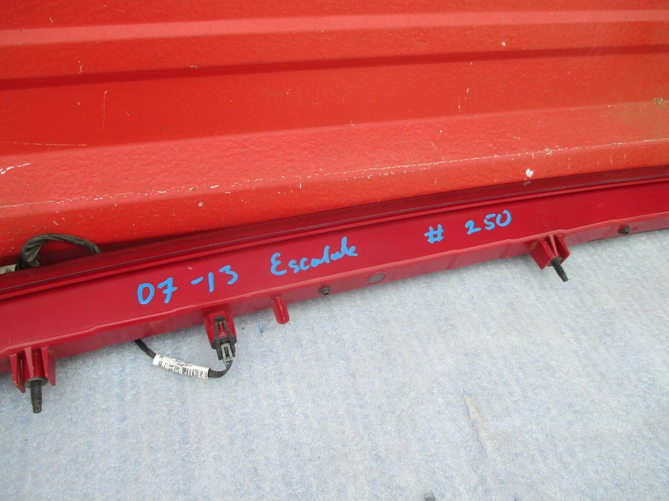 Cadillac Escalade 2007-2014 lámpara de montaje alto tercera luz de freno trasera OEM 25779085 Foto 4 de 4