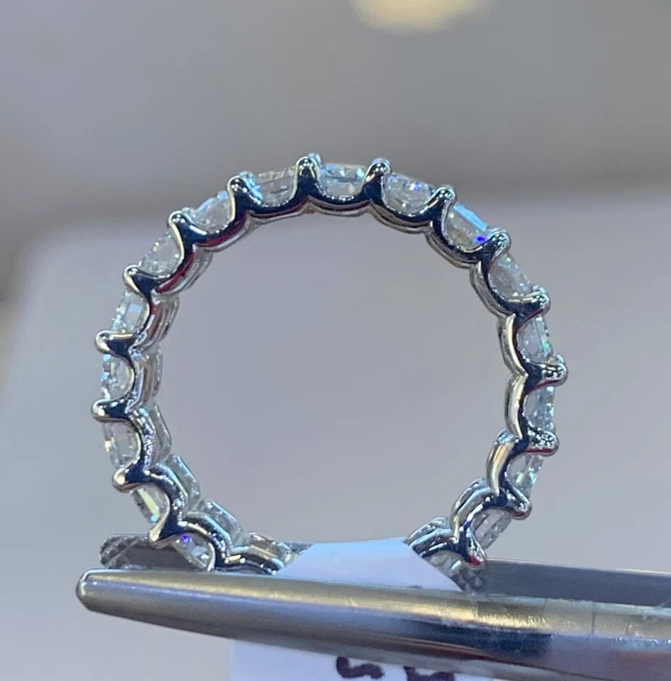 Alianza de boda de eternidad radiante de diamantes creada en laboratorio de 3 quilates enchapada en oro blanco de 14 quilates Foto 4 de 4