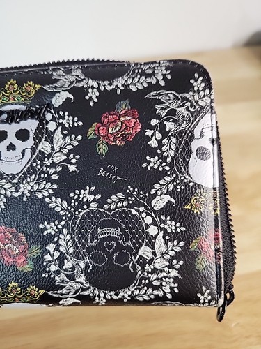 Betsey Johnson SKULLS And FLOWERS ZIP Wallet - Picture 14 of 24
