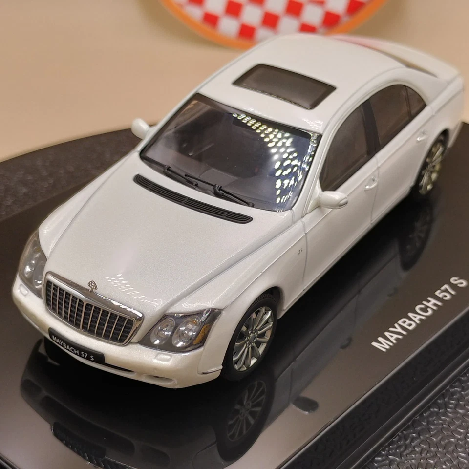 AUTOart 1/43 Maybach 57S 57 S 2005 White Diecast model 56157 - Image 2 of 4
