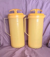 2x Vintage Federal Housewares 2 Qt “No Lumps” Quick-Stir Pitchers w/ Plunger