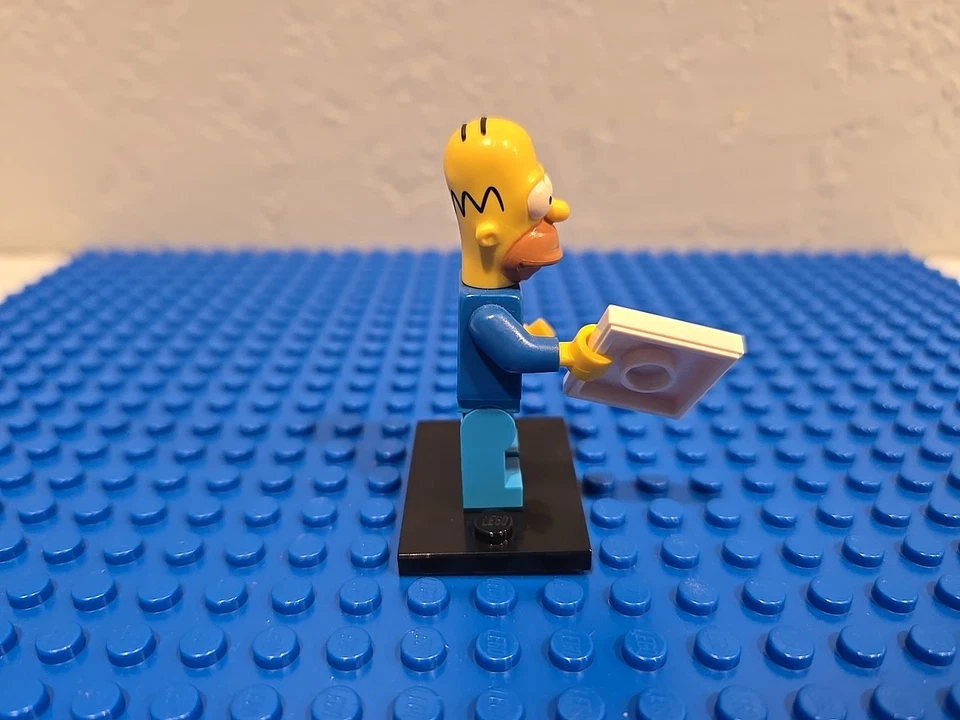 Lego - The Simpsons - Homer Simpson - Series 2 Minifigure - Suit and Valentine - Image 4 of 4