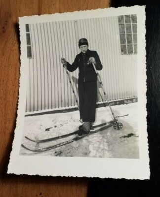 Winter with Snow - Woman Skiing / Photo Shadow Photographer Camera Tripod