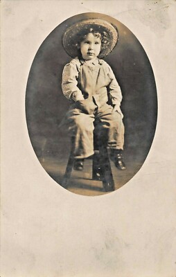 Süße Junge Boy-Bibbed Latzhose + Stroh Hut ~ 1906 Echt Foto Postcard-Creston Ia