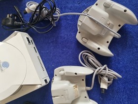 Sega Dreamcast console, Two Controllers & all leads ( Disc Tray Don't Close)