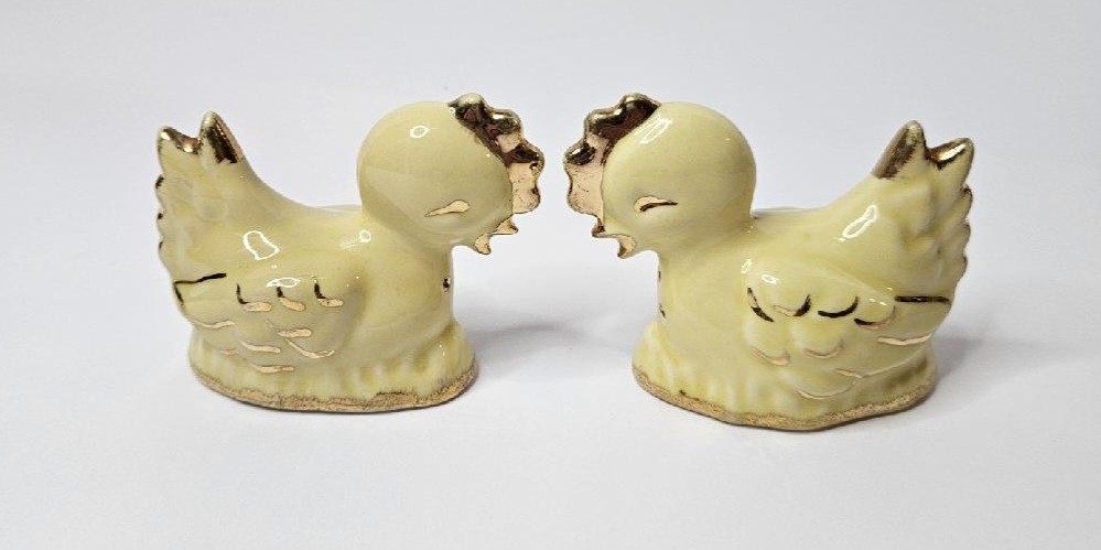 Vintage Yellow Chicken Salt Pepper Shakers Gold Trim Ceramic Farmhouse Kitchen