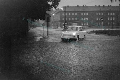 Bernau b. Berlin Trabi im Regen Konsum / Foto Abzug 10x15cm ca. 1979 #AM3-2281r