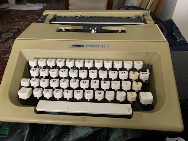 vintage Olivetti Lettera 25 slightly used Manual Typewriter and