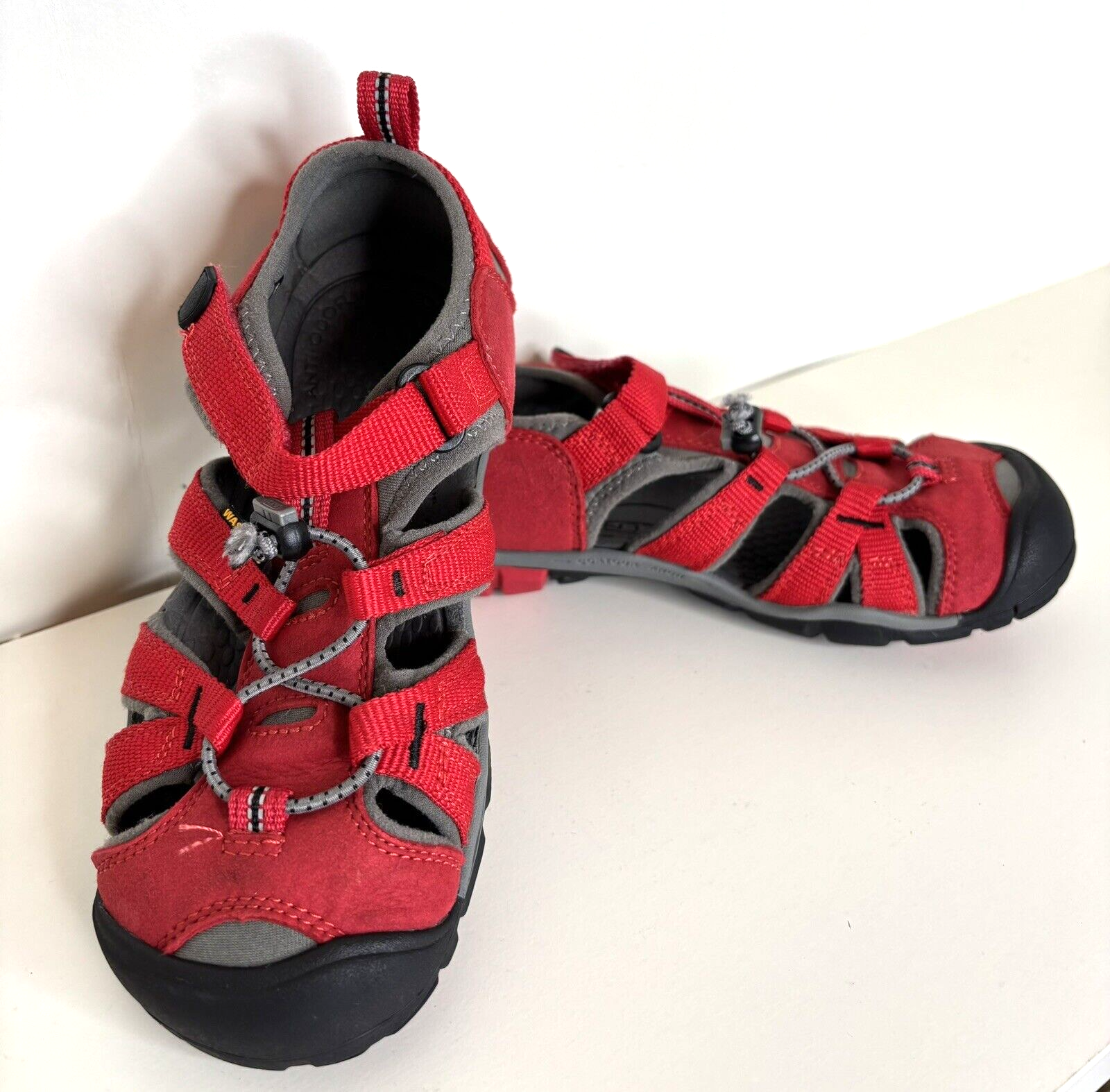 Scarpe Keen Kids US taglia 2 rosse con gancio sandali escursionismo euro 34 ragazzi ragazze