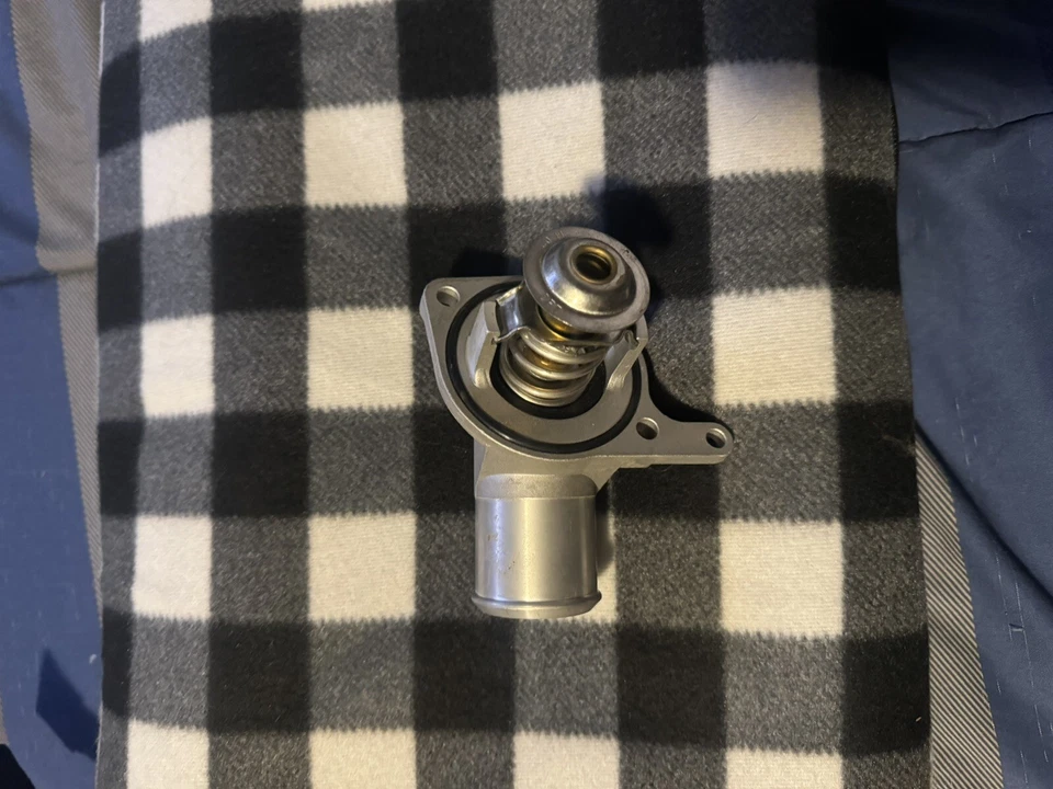 Termostato de refrigerante de motor / conjunto de salida de agua Stant 14298 Foto 3 de 4