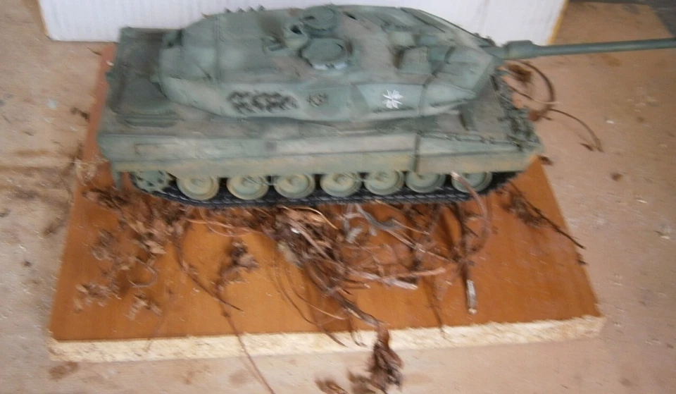 BUILT E PAINT TANK LEOPARD 2A5 IMPROVED BUNDESWHER UCRAINA 1-35 T-72 DIORAMA - Immagine 3 di 4