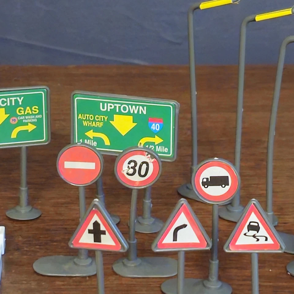 28 Piece Hot Wheels Auto City Garage Signs Lights Gas Pumps Safety Cones 93170 - Image 4 of 4