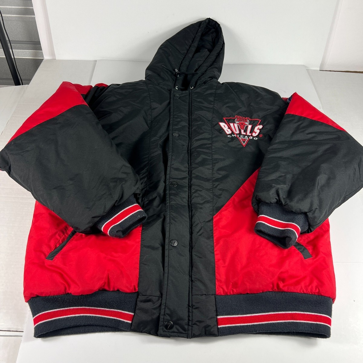 VTG 90s Logo 7 Chicago Bulls Jacket Extra Large Black & Red VTG 90s Logo 7 Chicago Bulls Jacket Extra Large Black & Red