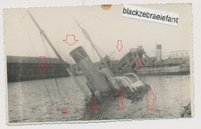 154- WK2 FOTO Schiffswrack im Hafen versengt