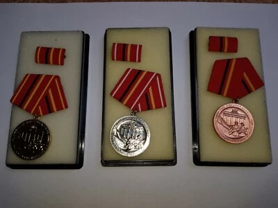 "Verdienste in den Kampfgruppen" Verdienstmedaille gold, silber, bronze - Bild 1 von 4