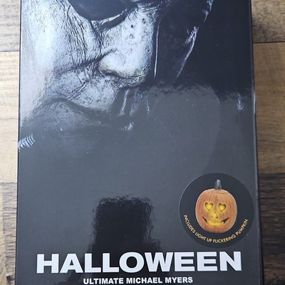 NECA Halloween Michael Myers Ultimate Action Figure Light-Up Pumpkin & Accessor 