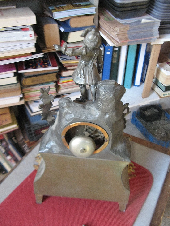 "601.17"   PENDULE ANCIENNE REGULE LAITON ALBATRE A DECOR DE MOUSQUETAIRE SOLDAT - Photo 3/4