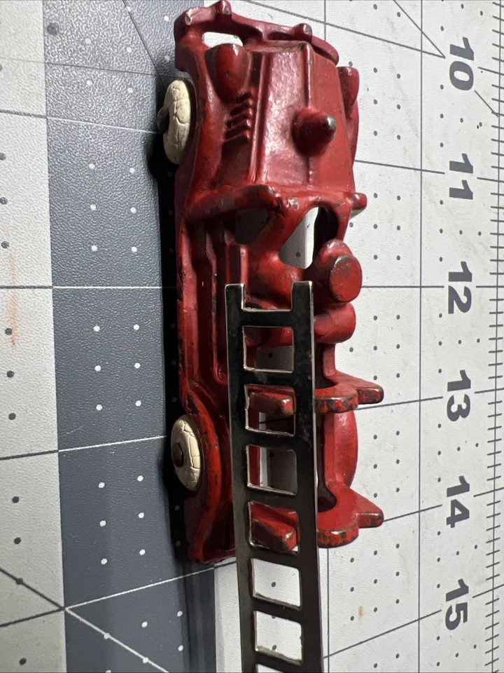 Camión de bomberos Hubley vintage de hierro fundido de 3 1/2" rojo de los años 30 Foto 2 de 4