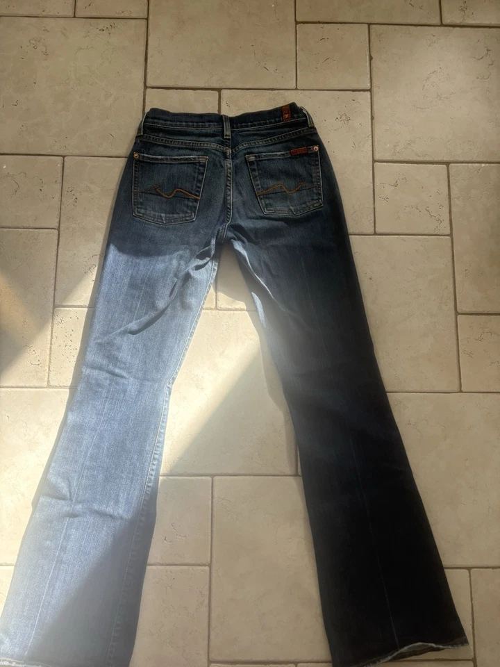 Pantalones de mezclilla acampanados lavados oscuros para mujer 7 for All Mankind talla 26 Foto 3 de 3