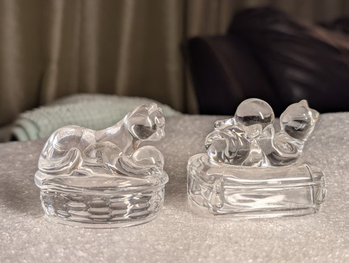Vintage Avon Crystal Cats Set of 2 Cats Playing with Ball 94 And 95 Collectibles - Picture 2 of 19