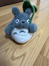 Peluche Totoro con sombrero de hoja My Neighbor Totoro, Studio Ghibli, piel gris,
