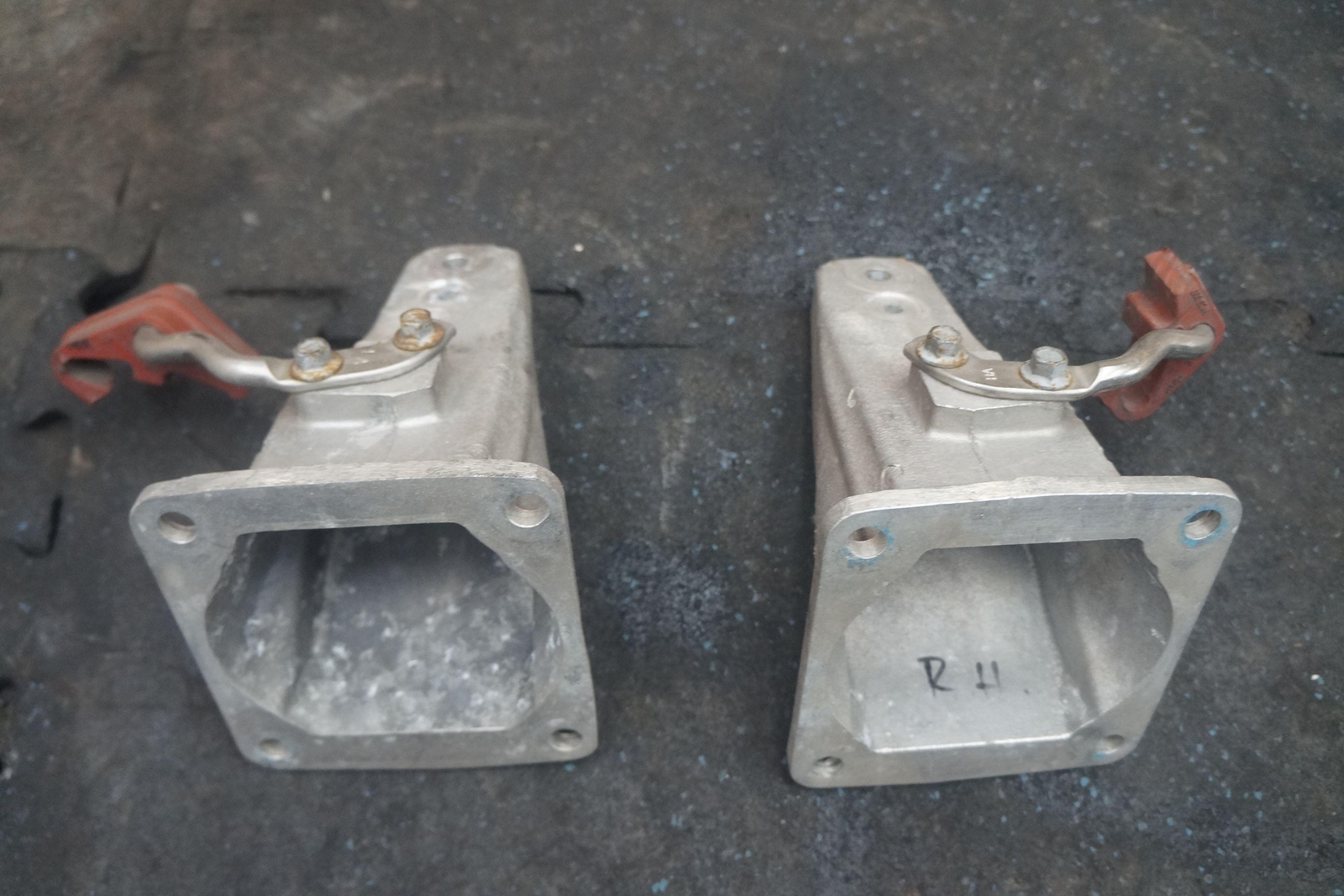 Set 2 Left Right Transmission Mount Bracket 4G43-7M125-DB Aston Martin DB9 2007