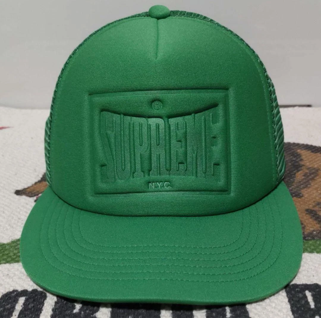 Casquette 5 panneaux SUPREME en maille estampillée