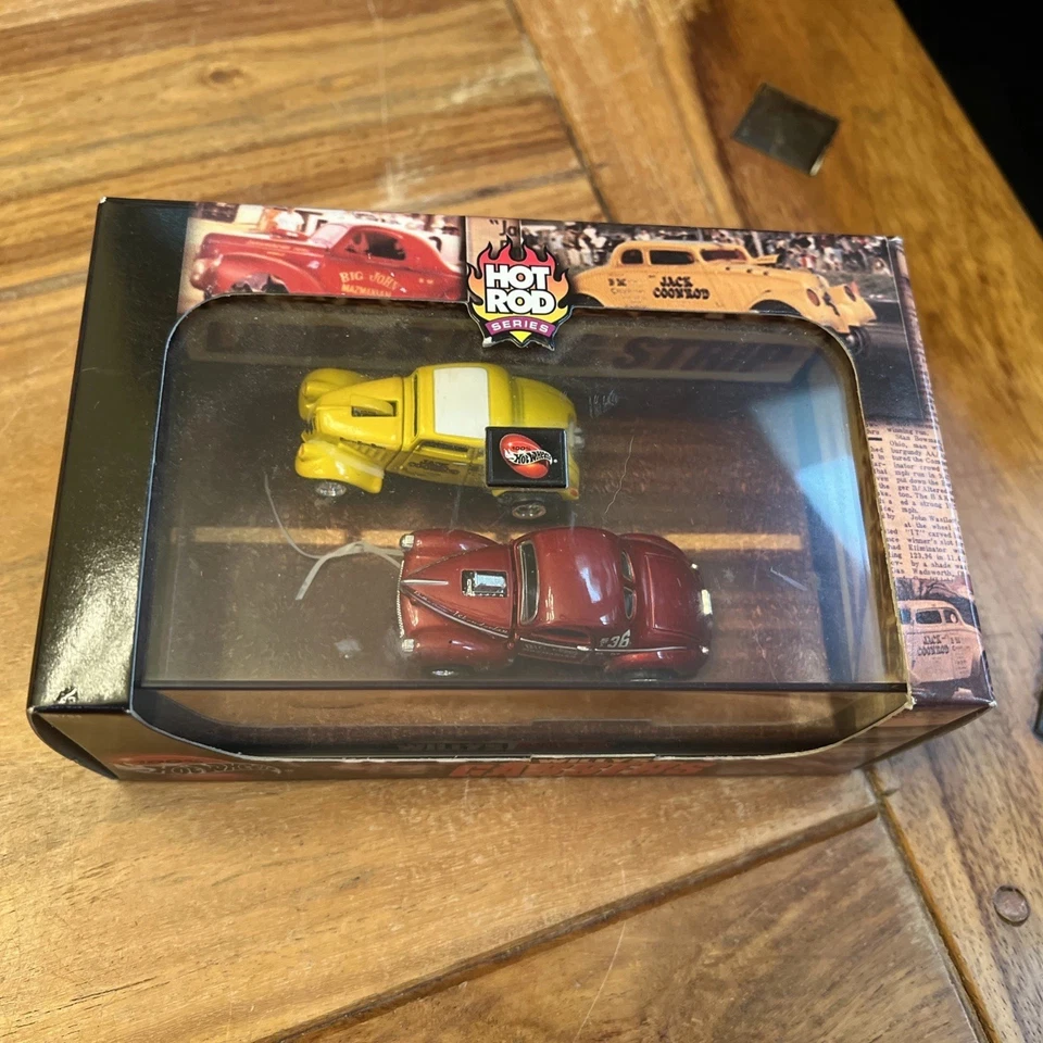 Juego de dos coches Hot Wheels Willys Gassers rojo 41 y amarillo 32 Foto 3 de 4