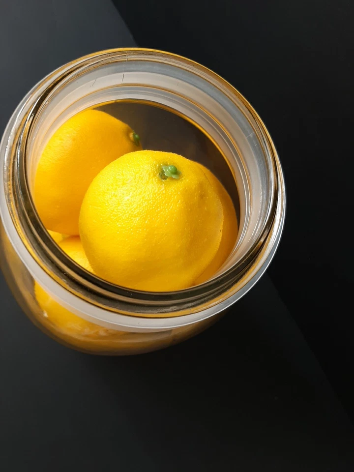 Lote de 9 limones artificiales decorativos muy realistas en tarro de bolas de cristal Foto 3 de 4